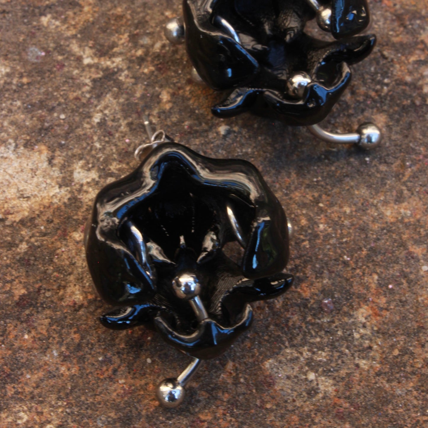 0RCHID HUSK EARRING-BLACK